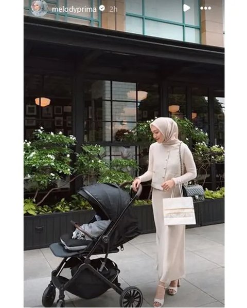Melody Prima momong anak ketiga. (sumber: Instagram/ilhamprawira91/melodyprima)