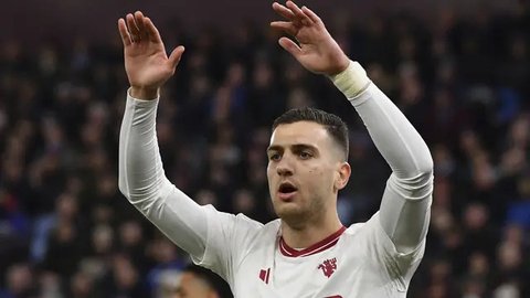 Pemain Liverpool, Trent Alexander-Arnold, merayakan gol keempat timnya dalam pertandingan Liga Primer Inggris antara West Ham United dan Liverpool di Stadion London, London, Senin dini har
