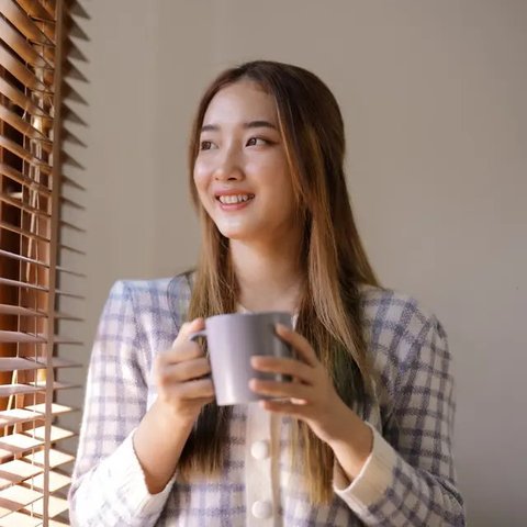 ilustrasi perempuan tersenyum/Dragon Images/Shutterstock