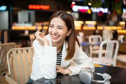 ilustrasi perempuan tersenyum/Dragon Images/Shutterstock