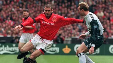 1. Eric Cantona (Manchester United) - Pemain asal Prancis ini bergabung dengan Manchester United pada akhir 1992. Eric Cantona menjadi salah satu pengguna nomor tujuh yang sukses di Mancheste
