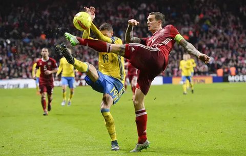 1. Eric Cantona (Manchester United) - Pemain asal Prancis ini bergabung dengan Manchester United pada akhir 1992. Eric Cantona menjadi salah satu pengguna nomor tujuh yang sukses di Mancheste