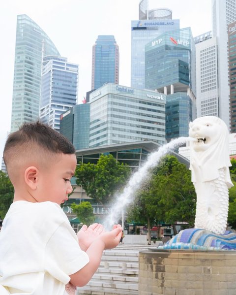Potret Rayyanza Berpose Lucu di Depan Patung Merlion, Netizen: Wudhu Aja Nyampe Singapore