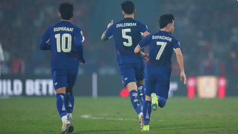 Pemain naturalisasi baru Vietnam, Nguyen Xuan Son (kiri) menggiring bola melewati pemain Thailand, Nicholas Mickelson dalam laga leg pertama final Piala AFF 2024 yang berlangsung di Viet T