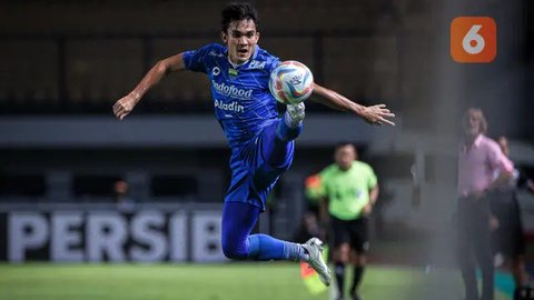 Pemain Persib Bandung, Nick Kuipers (kiri) berdiskusi dengan Victor Igbonefo saat melawan RANS Nusantara FC pada laga pekan ke-25 BRI Liga 1 2022/2023 di Stadion Pakansari, Bogor, Minggu (