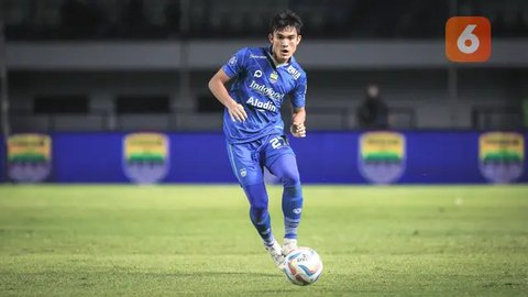 Pemain Persib Bandung, Nick Kuipers (kiri) berdiskusi dengan Victor Igbonefo saat melawan RANS Nusantara FC pada laga pekan ke-25 BRI Liga 1 2022/2023 di Stadion Pakansari, Bogor, Minggu (