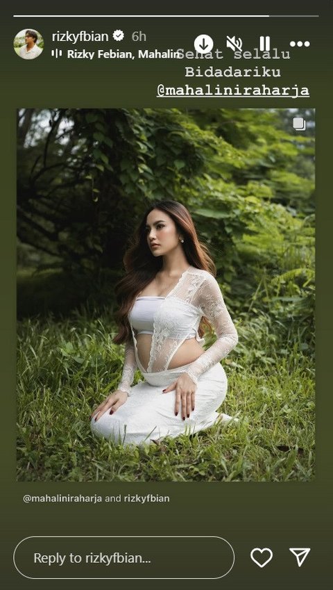Dalam potret pertama, Mahalini tampil cantik dengan gaun putih sederhana yang menonjolkan baby bump-nya. Aura keibuan terlihat jelas di wajahnya, menambah kebahagiaan bagi para penggemarnya.