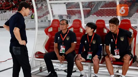 Pelatih Timnas Indonesia, Shin Tae-yong didampingi manajer tim, Sumardji jelang dimulainya laga menghadapi Filipina pada laga terakhir Grup F putaran kedua kualifikasi Piala Dunia 2026 Zon