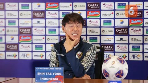 Pelatih Timnas Indonesia, Shin Tae-yong didampingi manajer tim, Sumardji jelang dimulainya laga menghadapi Filipina pada laga terakhir Grup F putaran kedua kualifikasi Piala Dunia 2026 Zon