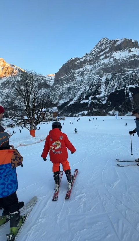Tak ketinggalan si kecil mencoba main ski. Meski sempat terjatuh tapi tetap senang sekali untuk mencoba lagi.&nbsp;