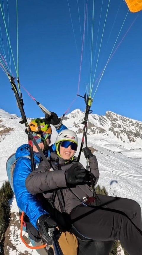 Selain&nbsp;snow sledding, Tya juga tertarik mencoba paragliding. Diterpa sejuknya angin musim dingin tak surutkan niatnya untuk terjun, apalagi dengan pemandangan super indah di bawahnya.&nbsp;