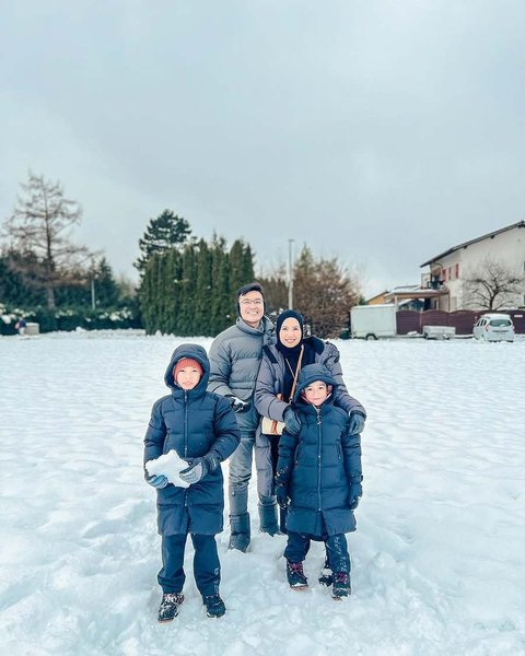 Tya Ariestya dan keluarganya belakangan mengunggah banyak foto sedang menikmati liburan musim dingin yang seru di Swiss.