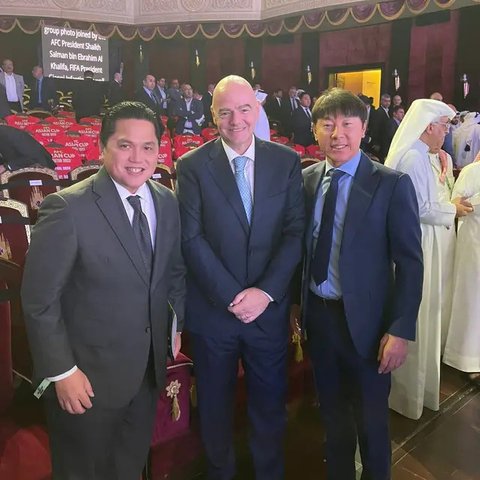 Ketua PSSI, Erick Thohir (kanan), bersama pelatih Timnas Indonesia, Shin Tae-yong, ketika mengikuti drawing Piala Asia 2023 di Doha, Qatar. (Bola.com/Dok.Erick Thohir).