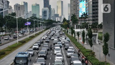 Sejumlah pekerja berjalan saat jam pulang kerja di Jalan Jenderal Sudirman, Jakarta, Rabu (3/11/2021). Salah satu aturan kerja pada sektor non esensial diizinkan bekerja dari kantor atau 'wor