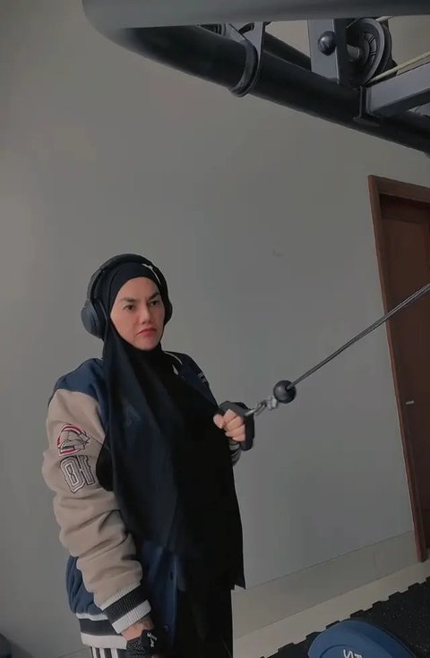 Potret Sarita Abdul Mukti Hobi Nge-Gym (Sumber: Instagram/queen_saritaabdulmukti)