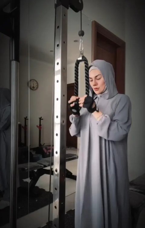 Potret Sarita Abdul Mukti Hobi Nge-Gym (Sumber: Instagram/queen_saritaabdulmukti)