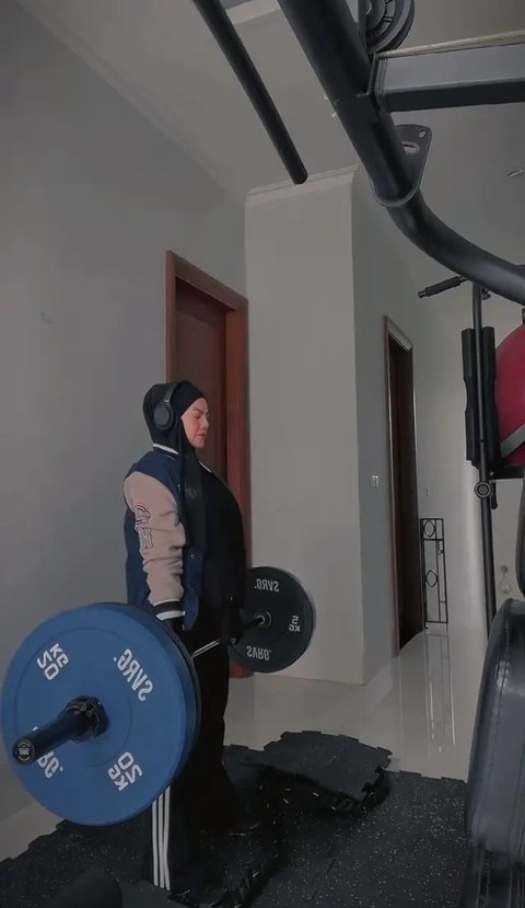 Potret Sarita Abdul Mukti Hobi Nge-Gym (Sumber: Instagram/queen_saritaabdulmukti)