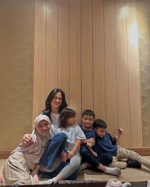 Donna Harun selalu bisa memukau dengan penampilannya yang stylish dan modis. Bahkan ketika berfoto dengan cucu-cucunya, ia tampak cantik dan tidak terlihat tua.&nbsp;