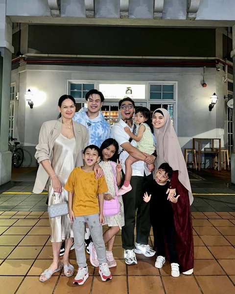 Potret keluarga lengkap beserta Jeje Soekarno, Donna Harun bahkan bisa jadi dikira kakak dari anak-anaknya lho, saking cantiknya gak lekang oleh waktu.&nbsp;