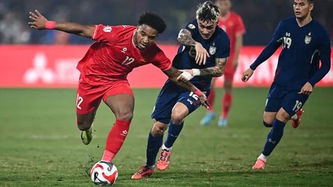 Bek Thailand, Thitathorn Auksornsri menjaga bola dari kejaran striker Vietnam, dala laga leg kedua final Piala AFF 2024 di Stadion Rajamangala, Bangkok, Minggu (5/1/2025). (Dok. FAT)