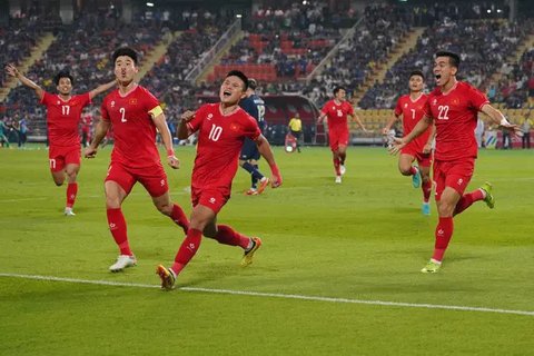 Bek Thailand, Thitathorn Auksornsri menjaga bola dari kejaran striker Vietnam, dala laga leg kedua final Piala AFF 2024 di Stadion Rajamangala, Bangkok, Minggu (5/1/2025). (Dok. FAT)
