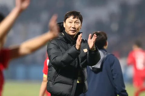 Bek Thailand, Thitathorn Auksornsri menjaga bola dari kejaran striker Vietnam, dala laga leg kedua final Piala AFF 2024 di Stadion Rajamangala, Bangkok, Minggu (5/1/2025). (Dok. FAT)