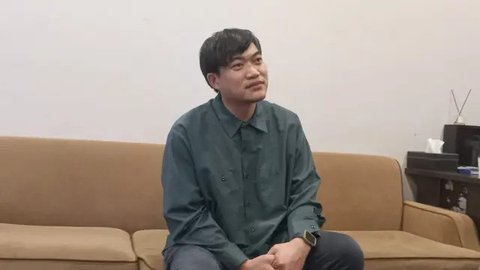 Penyanyi Albert Tanabe saat berkunjung ke kantor Liputan6.com di Gedung KLY, Jakarta Pusat, Senin (30/12/2024). (Foto: Ruly Riantrisnanto)