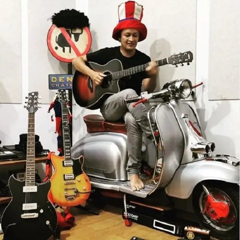 Penyanyi Albert Tanabe saat berkunjung ke kantor Liputan6.com di Gedung KLY, Jakarta Pusat, Senin (30/12/2024). (Foto: Ruly Riantrisnanto)