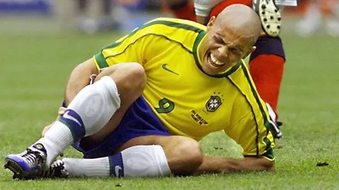 Ronaldo Nazario De Lima. Eks striker Brasil yang kini berusia 45 tahun dan kini menjabat sebagai presiden klub Real Valladolid ini menjadi bintang dalam putaran final Piala Dunia 2002 yang be