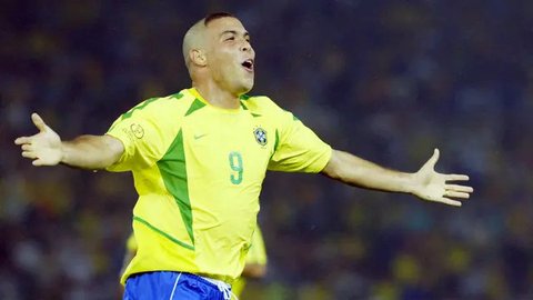 Ronaldo Nazario De Lima. Eks striker Brasil yang kini berusia 45 tahun dan kini menjabat sebagai presiden klub Real Valladolid ini menjadi bintang dalam putaran final Piala Dunia 2002 yang be