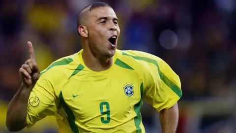 Ronaldo Nazario De Lima. Eks striker Brasil yang kini berusia 45 tahun dan kini menjabat sebagai presiden klub Real Valladolid ini menjadi bintang dalam putaran final Piala Dunia 2002 yang be