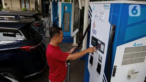 Pemilik kendaraan melakukan pengisian daya kendaraan listrik di SKPLU, Jakarta, Minggu (5/1/2025). (Liputan6.com/Angga Yuniar)