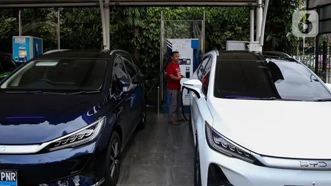 PT PLN (Persero) mencatat lonjakan konsumsi energi kendaraan listrik selama periode Natal 2024 dan Tahun Baru 2025. (Liputan6.com/Angga Yuniar)