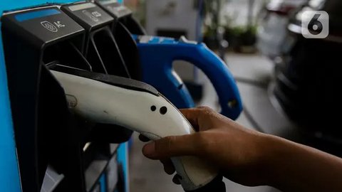 Lonjakan ini imbas dari peningkatan jumlah kendaraan listrik yang melakukan perjalanan pada periode libur panjang Nataru 2024/2025 yang meningkat 300 persen atau tiga kali lipat. (Liputan6.com/Angga Yuniar)