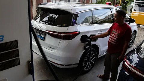 Sementara, jumlah konsumsi listrik di SPKLU meningkat lebih dari lima kali lipat. (Liputan6.com/Angga Yuniar)