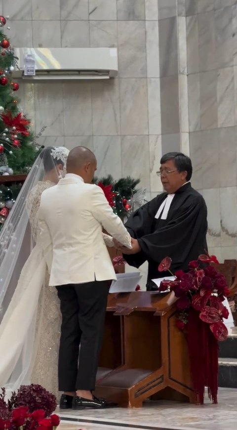 Pemberkatan Frank & Winona berlangsung secara sederhana dan penuh keintiman di Gereja HKBP Rawamangun Jakarta Timur.&nbsp;
