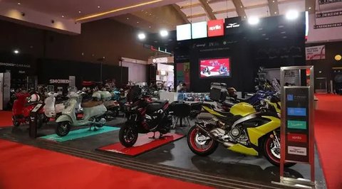 Pengunjung melihat produk mobil terbaru yang dipamerkan dalam ajang Gaikindo Indonesia International Auto Show (GIIAS) 2024 di Indonesia Convention Exhibition (ICE) BSD, Serpong, Kabupaten Ta