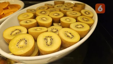Kiwi disebut buah ajaib oleh pakar jantung karena kemampuannya menurunkan kolesterol dan menstabilkan gula darah. Buah ini juga kaya nutrisi yang mendukung kesehatan jantung dan tubuh secara