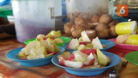 Kiwi disebut buah ajaib oleh pakar jantung karena kemampuannya menurunkan kolesterol dan menstabilkan gula darah. Buah ini juga kaya nutrisi yang mendukung kesehatan jantung dan tubuh secara