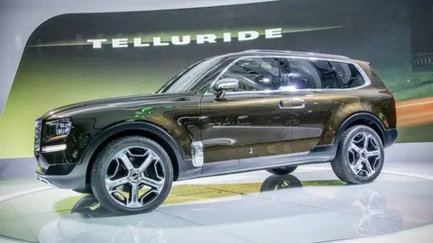 Foto yang diabadikan pada 26 Oktober 2020 ini menunjukkan kendaraan Tesla Model 3 yang diproduksi di China (made in China) di gigafactory Tesla yang terletak di Shanghai, China timur. (Xinhua