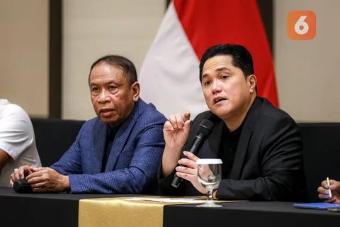 Ketua Umum PSSI, Erick Thohir (kanan) memberikan keterangan di samping Waketum PSSI, Zainudin Amali dalam konferensi pers terkait rencana baru perkembangan Timnas Indonesia yang berlangsung di Menara Danareksa, Kemayoran, Jakarta Pusat, Senin (06/01/2025). (Bola.com/Bagaskara Lazuardi)