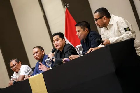 Ketua Umum PSSI, Erick Thohir (tengah) memberikan keterangan dalam konferensi pers terkait rencana baru perkembangan Timnas Indonesia yang berlangsung di Menara Danareksa, Kemayoran, Jakarta Pusat, Senin (06/01/2025). Dalam acara tersebut juga dihadiri oleh Manajer Timnas Indonesia Sumardji, Waketum PSSI Zainudin Amali, Sekjen PSSI Yunus Nusi, dan Exco Arya Sinulingga. (Bola.com/Bagaskara Lazuardi)