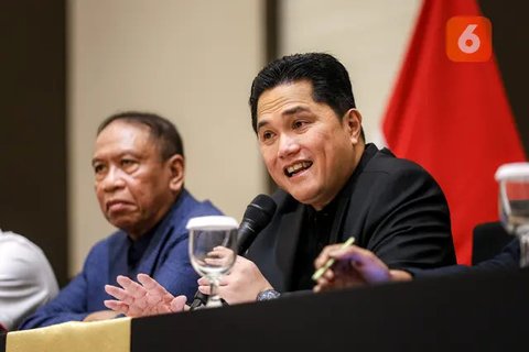 Ketua Umum PSSI, Erick Thohir (kanan) memberikan keterangan di samping Waketum PSSI, Zainudin Amali dalam konferensi pers terkait rencana baru perkembangan Timnas Indonesia yang berlangsung di Menara Danareksa, Kemayoran, Jakarta Pusat, Senin (06/01/2025). (Bola.com/Bagaskara Lazuardi)