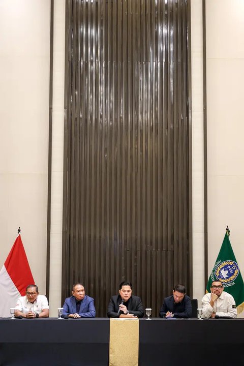 Ketua Umum PSSI, Erick Thohir (kanan) memberikan keterangan di samping Waketum PSSI, Zainudin Amali dalam konferensi pers terkait rencana baru perkembangan Timnas Indonesia yang berlangsung di Menara Danareksa, Kemayoran, Jakarta Pusat, Senin (06/01/2025). (Bola.com/Bagaskara Lazuardi)