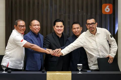 Ketua Umum PSSI, Erick Thohir (tengah) berfoto bersama dengan Manajer Timnas Indonesia Sumardji, Waketum PSSI Zainudin Amali, Sekjen PSSI Yunus Nusi, dan Exco Arya Sinulingga pada konferensi pers terkait rencana baru perkembangan Timnas Indonesia yang berlangsung di Menara Danareksa, Kemayoran, Jakarta Pusat, Senin (06/01/2025). (Bola.com/Bagaskara Lazuardi)