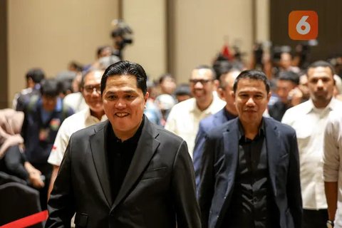 Ketua Umum PSSI, Erick Thohir (tengah) bersama jajarannya meninggalkan tempat konferensi pers terkait rencana baru perkembangan Timnas Indonesia yang berlangsung di Menara Danareksa, Kemayoran, Jakarta Pusat, Senin (06/01/2025). (Bola.com/Bagaskara Lazuardi)