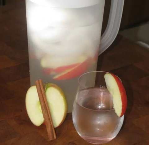 Infused water apel dan kayu manis | via: bembu.com