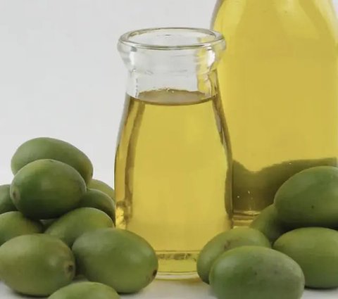Selain minyak zaitun ternyata masih banyak jenis minyak lainnya yang manfaatnya sangat baik untuk kecantikan, salah satunya minyak jojoba.