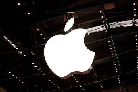 Antrean orang-orang untuk membeli ponsel iPhone 15 yang baru diluncurkan di sebuah toko Apple di Hangzhou, di provinsi Zhejiang, China pada 22 September 2023. (AFP/China OUT)
