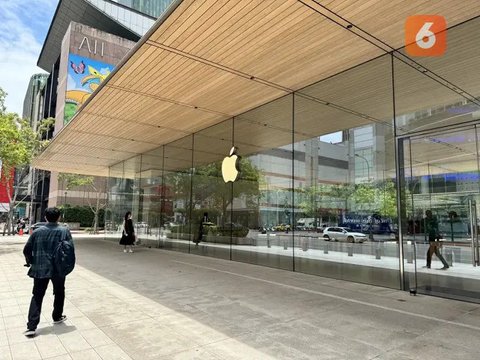 Antrean orang-orang untuk membeli ponsel iPhone 15 yang baru diluncurkan di sebuah toko Apple di Hangzhou, di provinsi Zhejiang, China pada 22 September 2023. (AFP/China OUT)